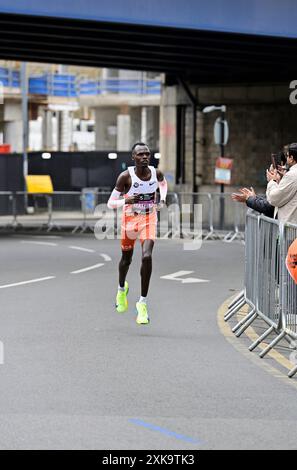 Daniel Mateiko, concorrente maschile d'élite, 2024 London Marathon, Poplar, East London, Regno Unito Foto Stock