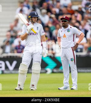 Joe Root e Kavem Hodge in conversazione il quarto giorno del 2nd test match tra Inghilterra e Indie occidentali. Foto Stock