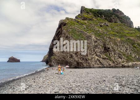 SAO JORGE, PORTOGALLO - 21 AGOSTO 2021: Questa è una spiaggia oceanica con grandi ciottoli nella cavità di un ruscello di montagna con pochi vacanzieri. Foto Stock