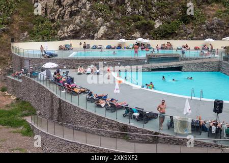 SAO JORGE, PORUGAL - 21 AGOSTO 2021: Persone non identificate si rilassano nel complesso turistico Calhau de Sao Jorge. Foto Stock