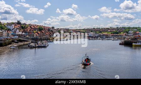 Whitby, North Yorkshire, Inghilterra, Regno Unito - 21 giugno 2023: Vista dal ponte Whitby sul fiume Esk verso il porto Foto Stock