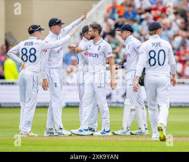 L'inglese Chris Woakes (centro) celebra il wicket di Alzarri Joseph il terzo giorno del 2nd test match tra Inghilterra e Indie occidentali. Foto Stock