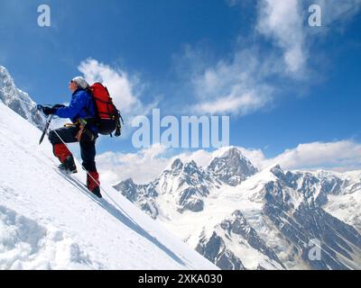 Manaslu spedizione di alpinismo 2008, Nepal Himalaya: Alpinista olandese sulla strada per accampare uno a 6100 metri di altitudine. Foto Stock