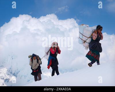 Manaslu spedizione di alpinismo 2008, Nepal Himalaya: Porter sta arrivando a basacamp. Foto Stock