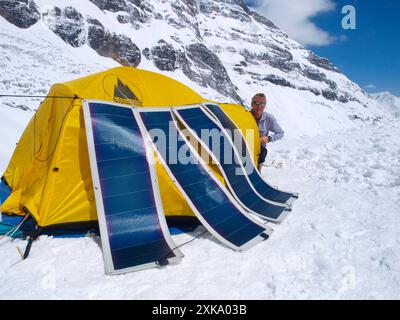 Manaslu, spedizione di alpinismo 2008, Nepal Himalaya: Gli alpinisti utilizzano pannelli solari per caricare l'equipaggiamento elcetronico. Foto Stock