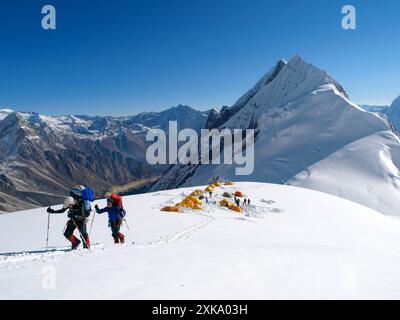 Manaslu spedizione di alpinismo 2008, Nepal Himalaya: Due alpinisti in viaggio per accampare due a 7200 metri di altitudine sul Foto Stock