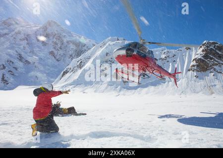 La Rescue Helicopter sta atterrando al Basecamp sul Monte McKinley, Alaska. Foto Stock