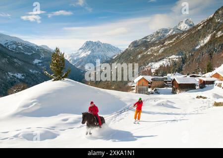 Lo sci è uno sport invernale in cui una persona sugli sci viene trainata da un cavallo. Deriva dalla parola norvegese skikjÃƒÂ¸ring che significa guida sugli sci. Foto Stock