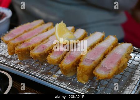 Cotoletta di maiale fritta sulla piastra di ferro Foto Stock