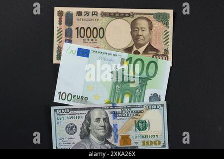 Tokyo, Giappone. 11 luglio 2024. Un'immagine mostra la nuova banconota giapponese, banconota da 100 euro e banconota da 100 dollari a Tokyo, Giappone, 11 luglio 2024. Il Giappone ha emesso nuove banconote per la prima volta in 20 anni mercoledì 3 luglio. Crediti: Hideki Yoshihara/AFLO/Alamy Live News Foto Stock