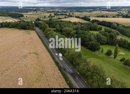 La scena sulla A61 a Wakefield, a seguito di una collisione tra un'auto e una moto la domenica pomeriggio in cui morirono quattro adulti e due bambini. L'incidente tra una Ford Focus e la moto si verificò sulla A61 tra Staincross, Barnsley, e Newmillerdam, Wakefield. Data foto: Lunedì 22 luglio 2024. Foto Stock