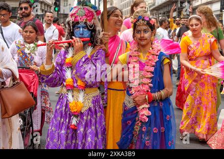 21 luglio 2024, Londra Regno Unito. I bambini che rappresentano Krishna e la sua consorte Radharani guidano i devoti della religione Hare Krishna alla London Rathayatra Parade. Foto Stock