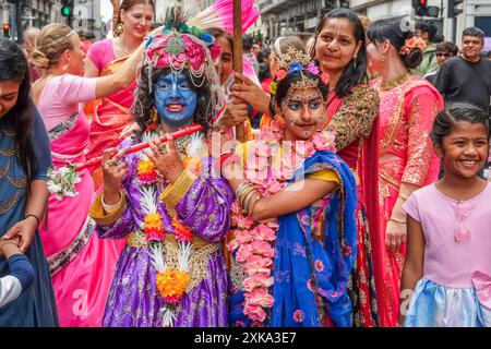 21 luglio 2024, Londra Regno Unito. I bambini che rappresentano Krishna e la sua consorte Radharani guidano i devoti della religione Hare Krishna alla London Rathayatra Parade. Foto Stock