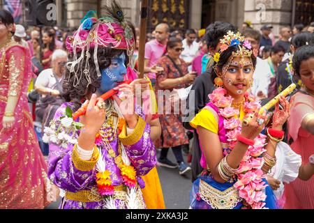 21 luglio 2024, Londra Regno Unito. I bambini che rappresentano Krishna e la sua consorte Radharani guidano i devoti della religione Hare Krishna alla London Rathayatra Parade. Foto Stock