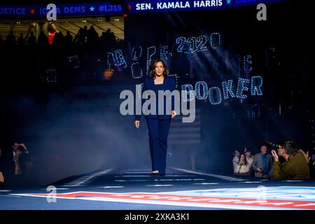 Des Moines, Stati Uniti. 1 novembre 2019. Kamala Harris sale sul palco della Wells Fargo Arena. I candidati presidenziali democratici hanno parlato alla cena Liberty and Justice del Partito Democratico dell'Iowa del 2019 alla Wells Fargo Arena. (Foto di Greg Hauenstein/SOPA Images/Sipa USA) credito: SIPA USA/Alamy Live News Foto Stock