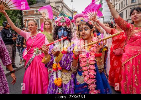 21 luglio 2024, Londra Regno Unito. I bambini che rappresentano Krishna e la sua consorte Radharani guidano i devoti della religione Hare Krishna alla London Rathayatra Parade. Foto Stock