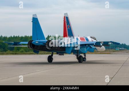 KUBINKA, RUSSIA - 20 AGOSTO 2022: Caccia multiruolo russo su-35S della squadra di aerobatica dei Cavalieri russi taxi sulla pista. Vista posteriore. Aeroporto Ku Foto Stock