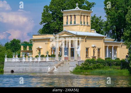 PETERHOF, RUSSIA - 4 GIUGNO 2024: Vecchio Padiglione Tsaritsyn sul laghetto Olga primo piano nel pomeriggio di giugno Foto Stock