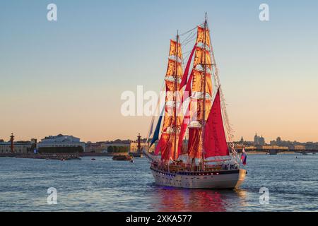 ST. PIETROBURGO, RUSSIA - 27 GIUGNO 2024: Brig "Russia" nelle acque del Bolshaya Neva in una serata di sole. Prova della vacanza 'Scarlet Sails-2 Foto Stock