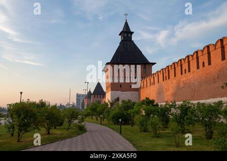 Soleggiata mattina di luglio vicino all'antico Cremlino. Tula, Russia Foto Stock