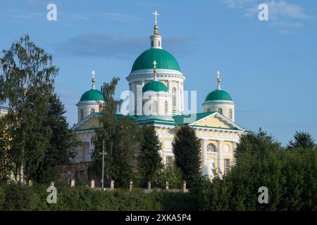 L'antica Cattedrale della Trasfigurazione (1812) nel paesaggio di luglio in una mattinata di sole. Torzhok, Russia Foto Stock