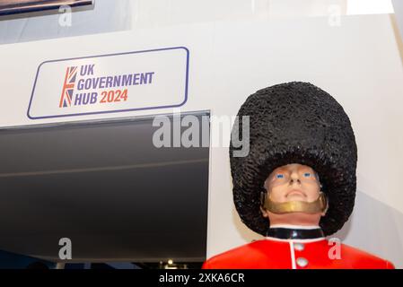 Aeroporto di Farnborough, Hampshire, Regno Unito. 22 luglio 2024. Le aziende mondiali dell'aviazione civile e militare si sono riunite per mostrare e vedere le ultime novità in materia di tecnologia aerospaziale. I banchi nelle sale espongono componenti, servizi e armi. Hub governativo del Regno Unito 2024 Foto Stock