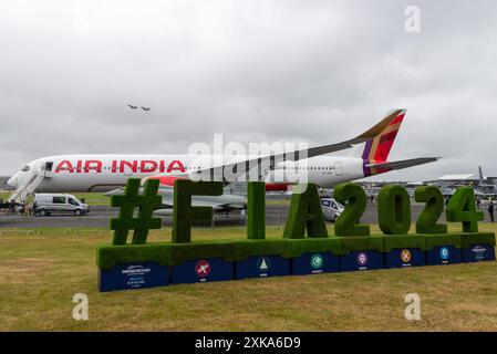 Aeroporto di Farnborough, Hampshire, Regno Unito. 22 luglio 2024. Le aziende mondiali dell'aviazione civile e militare si sono riunite per mostrare e vedere le ultime novità in materia di tecnologia aerospaziale. Sono in mostra i più moderni aerei di linea civili, i caccia e gli elicotteri militari. Un flypast di due caccia Eurofighter Typhoon della RAF alle 10:00 ha aperto lo spettacolo sotto un cielo coperto Foto Stock