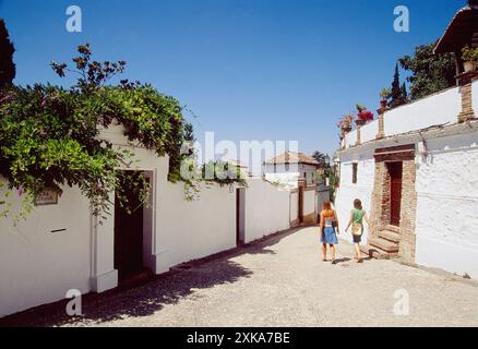 Due donne a piedi lungo la strada a El Albaycin. Granada, Andalusia. Foto Stock