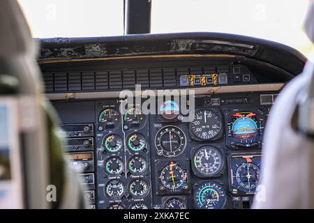 Pannello di controllo della cabina di pilotaggio del velivolo che mostra gli strumenti di volo e di navigazione. Foto Stock