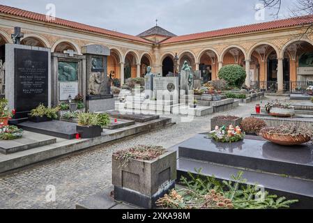 Cimitero di Vysehrad sul terreno del forte storico di Vysehrad a Praga, capitale della Repubblica Ceca, il 16 gennaio 2024 Foto Stock