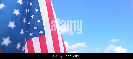 Le bandiere americane si chiudono con cielo blu e sfondo nuvola , banner orizzontale con spazio di copia per il testo Foto Stock