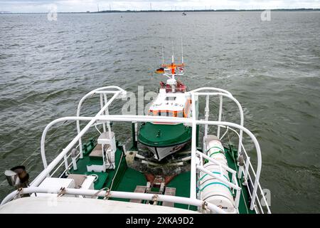 Hooksiel, Germania. 17 luglio 2024. La barca figlia Johann Fidi viene rimorchiata all'incrociatore di soccorso Bernhard Gruben. Il servizio tedesco di ricerca e soccorso marittimo (DGzRS) tiene la sua tradizionale giornata di azione il 28 luglio. Dimostrazioni, esercitazioni e presentazioni si svolgono presso le stazioni di soccorso sulle coste nord e est. Credito: Sina Schuldt/dpa/Alamy Live News Foto Stock