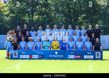 Fussball 3. Liga Offizieller Fototermin TSV 1860 Muenchen am 21.07.2024 auf dem Trainingsgelaende an der Gruenwalder Strasse in Muenchen Mannschaftsfoto / Teamfoto TSV 1860 Muenchen Hintere Reihe v.l.n.r.: Coordinatore Perspektivspieler Stefan Lex, Torwarttrainer Harald Huber, Eliot Muteba, Julian Guttau, David Philipp, Philipp, Philipp, Philipp, Thore Jacobsen, Tunay Deniz, Marlon Frey, Lukas Reich, Raphael Ott, atleta Philipp Kunz, Zeugwart Norbert Stegmann Mittlere Reihe v.l.n.r.: Sechzgerl ( Maskottchen ), ceftrainer Argirios Giannikis, Geschaeftsfuehrer Sport Dr. Christian Werner, Patrick Hobsch, Tim da Foto Stock