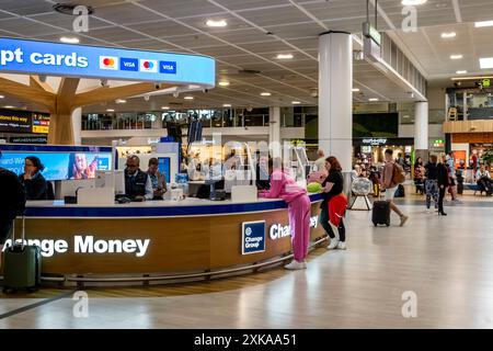 Viaggiatori che acquistano valuta estera al Gatwick North Terminal di Londra, Aeroporto di Gatwick, Regno Unito Foto Stock