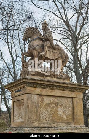 Statua di San Venceslao nel forte storico di Vysehrad sulla riva orientale del fiume Moldava a Praga, capitale della Repubblica Ceca, il 16 gennaio 2024 Foto Stock