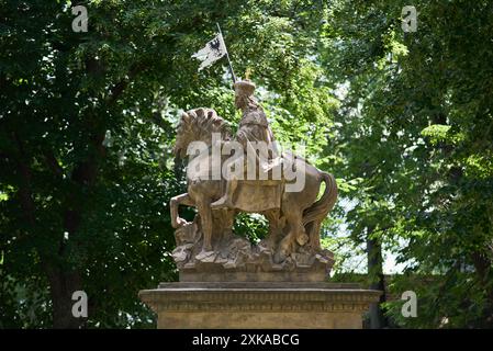 Statua di San Venceslao nel forte storico di Vysehrad sulla riva orientale del fiume Moldava a Praga, capitale della Repubblica Ceca, il 18 luglio 2024 Foto Stock