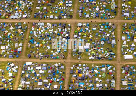 Luftbild, Ruhrpott-Rodeo 2024 Musikevent am Flugplatz Schwarze Heide, Zeltplatz, Kirchhellen-Nord-West, Bottrop, Ruhrgebiet, Nordrhein-Westfalen, Deutschland ACHTUNGxMINDESTHONORARx60xEURO *** foto aerea, Ruhrpott Rodeo 2024 evento musicale presso l'aeroporto di Schwarze Heide, campeggio, Kirchhellen North West, Bottrop, zona della Ruhr, Renania settentrionale-Vestfalia, Germania ATTENTIONxMINDESTHONORARx60xEURO Foto Stock