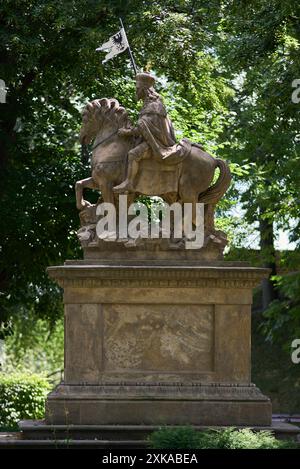 Statua di San Venceslao nel forte storico di Vysehrad sulla riva orientale del fiume Moldava a Praga, capitale della Repubblica Ceca, il 18 luglio 2024 Foto Stock