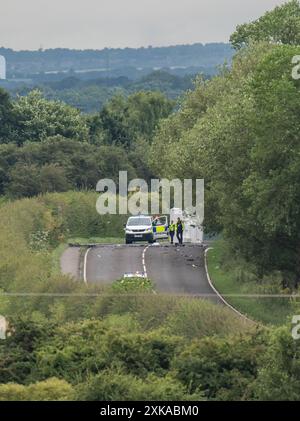 La scena sulla A61 a Wakefield, a seguito di una collisione tra un'auto e una moto la domenica pomeriggio in cui morirono quattro adulti e due bambini. L'incidente tra una Ford Focus e la moto si verificò sulla A61 tra Staincross, Barnsley, e Newmillerdam, Wakefield. Data foto: Lunedì 22 luglio 2024. Foto Stock