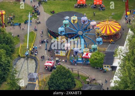 Luftbild, Spielanlagen am Schloss Beck, Karussell, Drachenbahn und Riesenrad, Kirchhellen-Nord-Ost, Bottrop, Ruhrgebiet, Nordrhein-Westfalen, Deutschland ACHTUNGxMINDESTHONORARx60xEURO *** Vista aerea, parchi giochi al castello di Beck, giostra, giro in drago e ruota panoramica, Kirchhellen North East, Bottrop, zona della Ruhr, Renania settentrionale-Vestfalia, Germania ATTENTIONxMINDESTHONORARx60xEURO Foto Stock