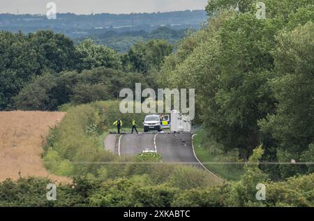 La scena sulla A61 a Wakefield, a seguito di una collisione tra un'auto e una moto la domenica pomeriggio in cui morirono quattro adulti e due bambini. L'incidente tra una Ford Focus e la moto si verificò sulla A61 tra Staincross, Barnsley, e Newmillerdam, Wakefield. Data foto: Lunedì 22 luglio 2024. Foto Stock