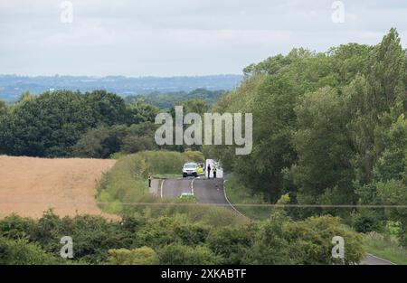 La scena sulla A61 a Wakefield, a seguito di una collisione tra un'auto e una moto la domenica pomeriggio in cui morirono quattro adulti e due bambini. L'incidente tra una Ford Focus e la moto si verificò sulla A61 tra Staincross, Barnsley, e Newmillerdam, Wakefield. Data foto: Lunedì 22 luglio 2024. Foto Stock