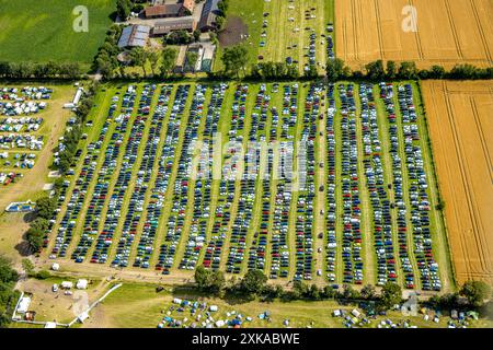 Luftbild, Ruhrpott-Rodeo 2024 Musikevent am Flugplatz Schwarze Heide, Parkplätze, Kirchhellen-Nord-West, Bottrop, Ruhrgebiet, Nordrhein-Westfalen, Deutschland ACHTUNGxMINDESTHONORARx60xEURO *** Aerial view, Ruhrpott Rodeo 2024 Music event presso l'aeroporto di Schwarze Heide, parcheggi, Kirchhellen North West, Bottrop, Ruhr area, Renania settentrionale-Vestfalia, Germania ATTENTIONxMINDESTHONORARx60xEURO Foto Stock