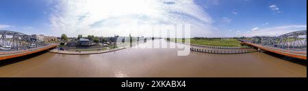 Panorama aereo a 360 gradi del ponte di traiettoria in acciaio per treni e traffico sul fiume IJssel con la città anseatica olandese di Zutphen, Paesi Bassi Foto Stock