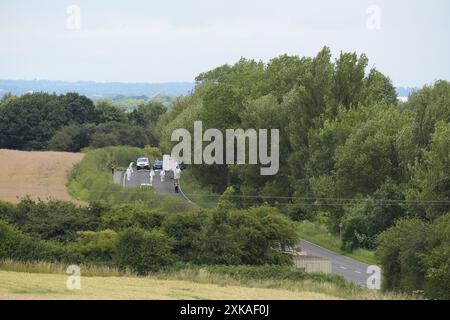 Agenti forensi sulla scena della A61 a Wakefield, a seguito di una collisione tra un'auto e una moto domenica pomeriggio in cui morirono quattro adulti e due bambini. L'incidente tra una Ford Focus e la moto si verificò sulla A61 tra Staincross, Barnsley, e Newmillerdam, Wakefield. Data foto: Lunedì 22 luglio 2024. Foto Stock