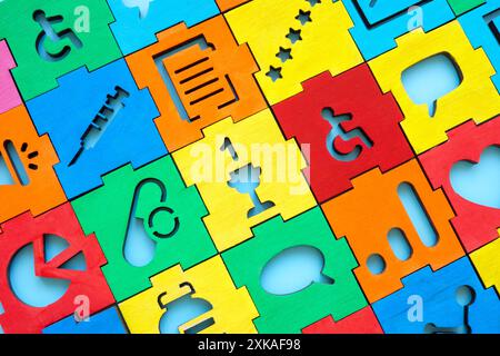 Puzzle medico colorato. Esperienza o concetto di soddisfazione del paziente. Foto Stock