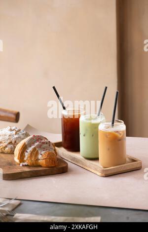 Selezione di caffè ghiacciato e bevande di matcha su un tavolo da caffetteria. Concetto minimalista. Foto Stock