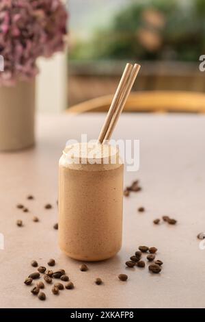 Frullato di caffè sul tavolo del bar. Frullato vegano, bevanda salutare. Foto Stock