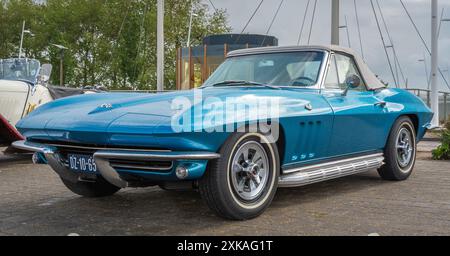 Lelystad, Paesi Bassi, 16.06.2024, vettura sportiva classica Chevrolet Corvette C2 convertibile dal 1965 al National Old timer Day Foto Stock