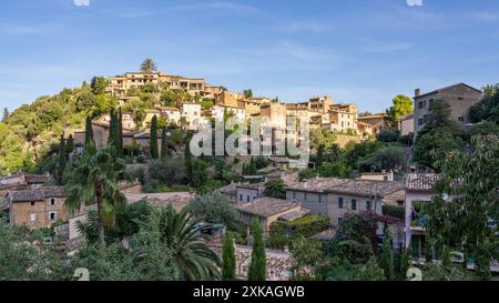 Un piccolo villaggio sul mare. Case di pietra, molte barche bianche a terra. Splendida vista sul mare. Mallorca, Spagna. Deia Foto Stock